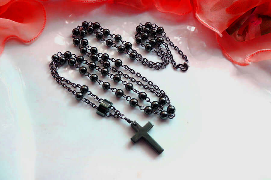 Cross necklace – religious symbol or accessory?