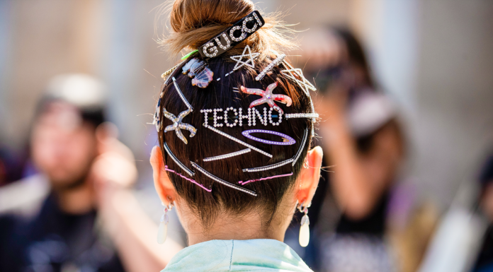 Emi Jay and Chunks Are Driving the Claw Clip Trend emi jay hair clip